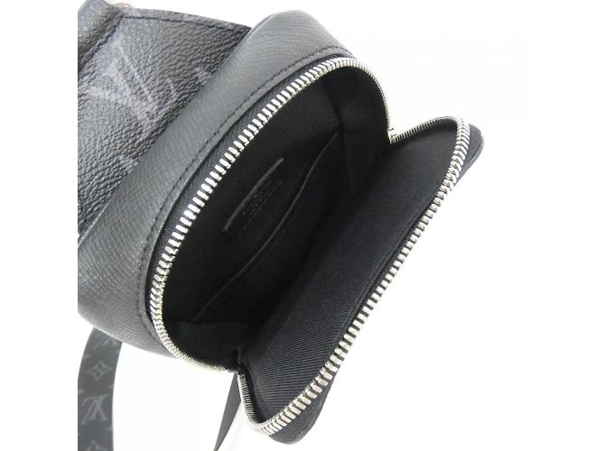 Borsa a tracolla esterna Taiga Llama Louis Vuitton M30741 Nero - vista 10