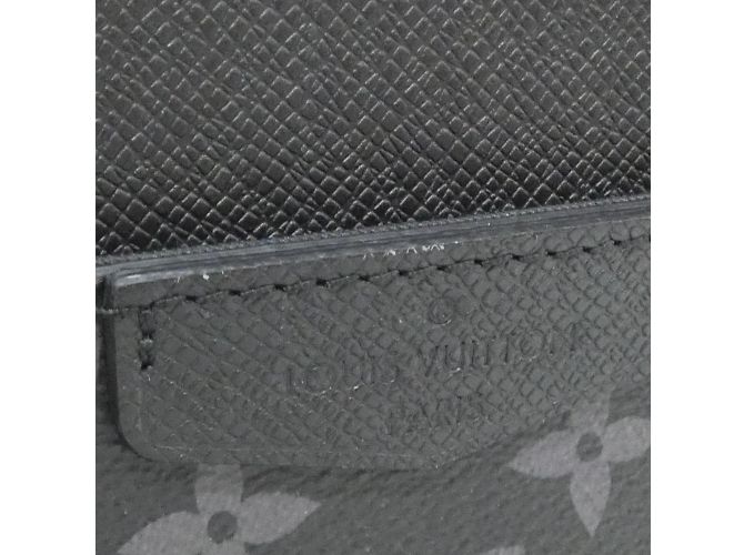 Borsa a tracolla esterna Taiga Llama Louis Vuitton M30741 Nero - vista 4