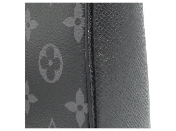 Borsa a tracolla esterna Taiga Llama Louis Vuitton M30741 Nero - vista 6