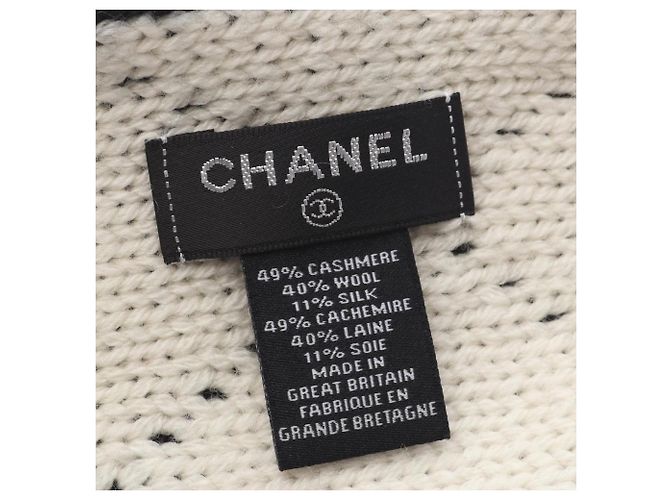 Cachecol com logo Chanel Coco Mark, feito de lã, seda e caxemira, disponível em preto marfim. - vista 2