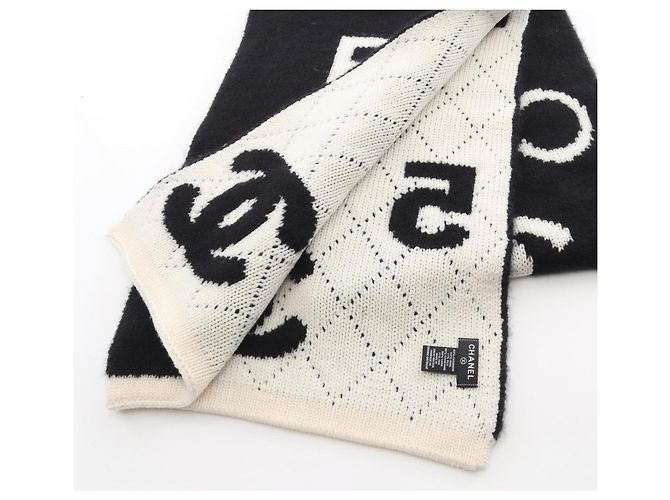 Cachecol com logo Chanel Coco Mark, feito de lã, seda e caxemira, disponível em preto marfim. - vista 3