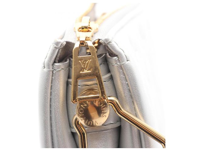 Sac à bandoulière Louis Vuitton Coussin BB en cuir monogrammé embossé, Femme, Argent, Argenté - vue 5