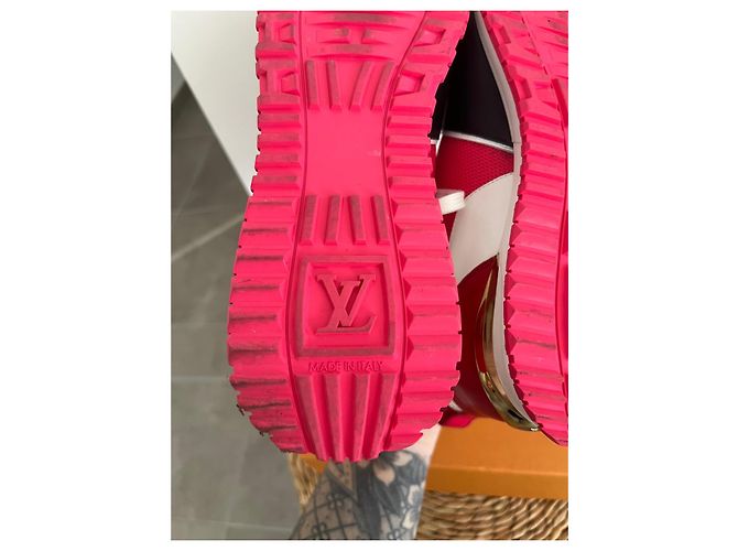 Sneaker Louis Vuitton Run Away – Pelle e Rete Rossa / Nera / Bianca Nero Bianco Rosso D'oro - vista 9