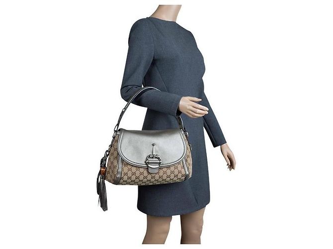 Bolso hobo Gucci Medium GG Canvas Techno Horsebit gris/beige - vista 15