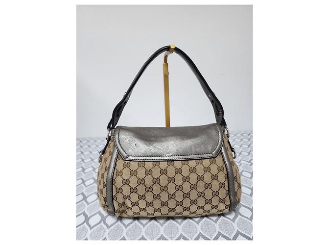 Bolso hobo Gucci Medium GG Canvas Techno Horsebit gris/beige - vista 2