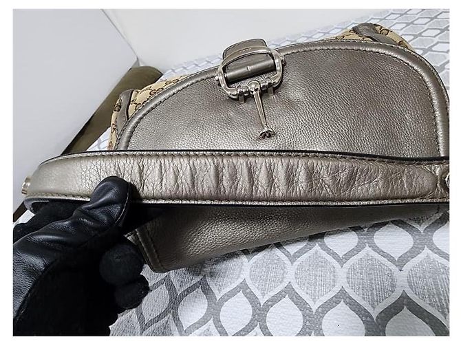 Bolso hobo Gucci Medium GG Canvas Techno Horsebit gris/beige - vista 8