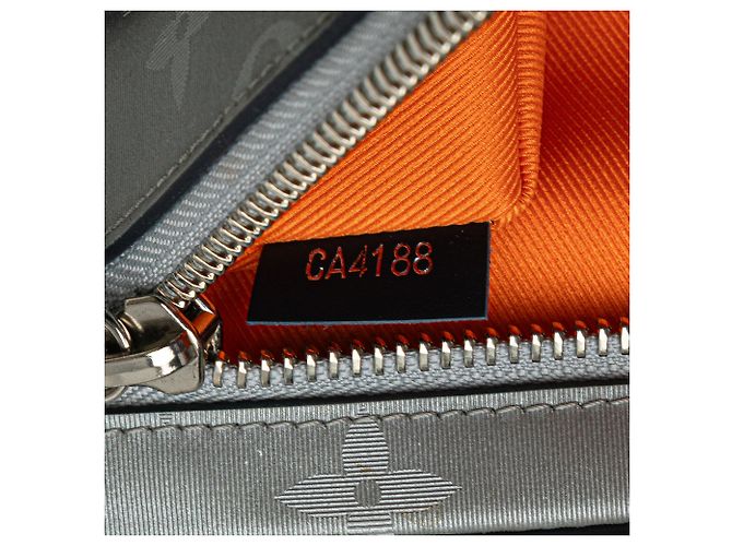 Clutch Satellite Alpha Monogram Louis Vuitton Grigio - vista 7