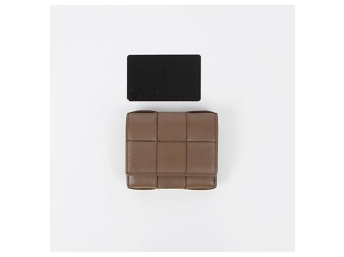 Bottega Veneta Billetera Trifold Cassette Castaño - vista 10
