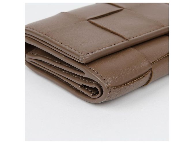 Bottega Veneta Billetera Trifold Cassette Castaño - vista 7