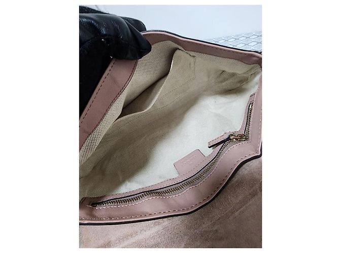 Bolsa transversal Gucci em couro envernizado Soho com aba e corrente bege - vista 10