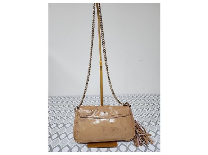 Bolsa transversal Gucci em couro envernizado Soho com aba e corrente bege - vista 2