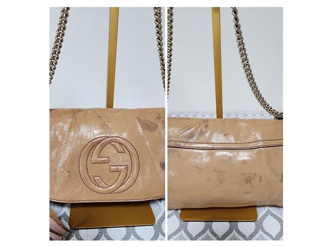 Bolsa transversal Gucci em couro envernizado Soho com aba e corrente bege - vista 3