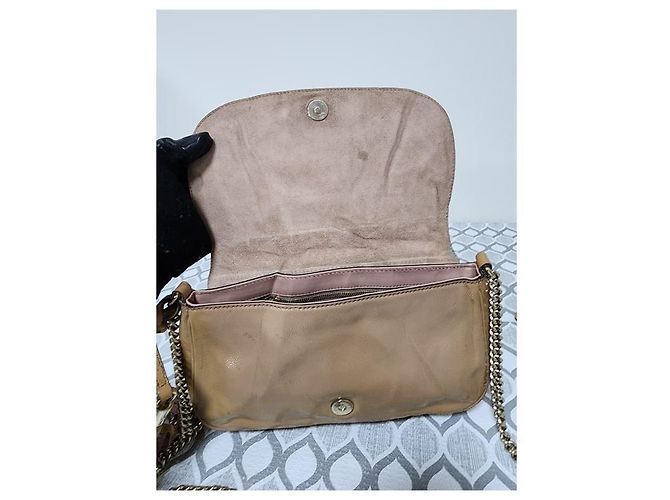 Bolsa transversal Gucci em couro envernizado Soho com aba e corrente bege - vista 4