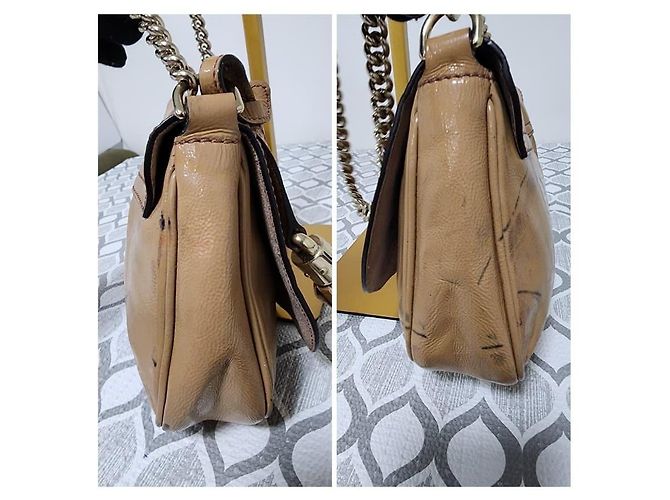 Bolsa transversal Gucci em couro envernizado Soho com aba e corrente bege - vista 5