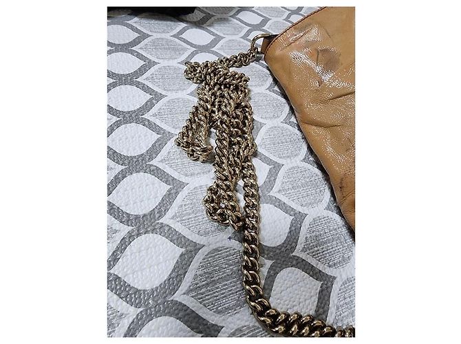 Bolsa transversal Gucci em couro envernizado Soho com aba e corrente bege - vista 7