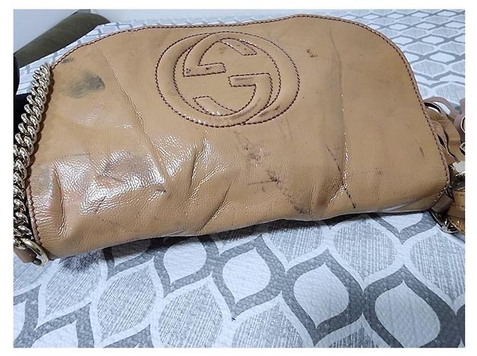 Bolsa transversal Gucci em couro envernizado Soho com aba e corrente bege - vista 8
