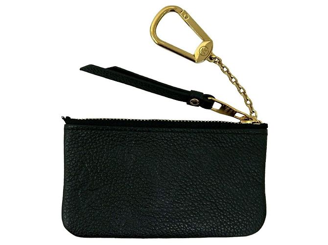 Pochette Cle Monogram Empreinte em Couro da Louis Vuitton - Estojo para Moedas e Chaves Preto - vista 3