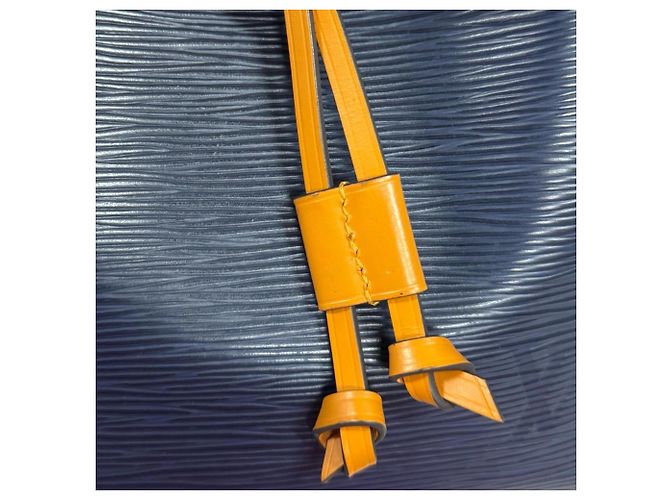 Néonoé Borsa a Spalla NeoNoe BB in Pelle Epi Louis Vuitton Arancione Blu navy - vista 17