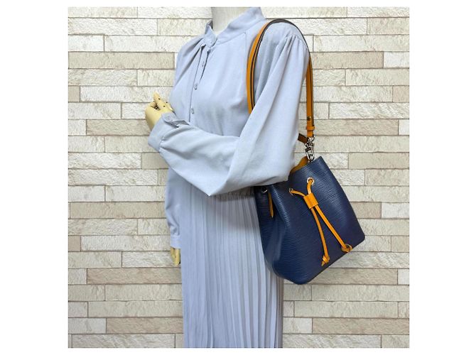 Néonoé Borsa a Spalla NeoNoe BB in Pelle Epi Louis Vuitton Arancione Blu navy - vista 2