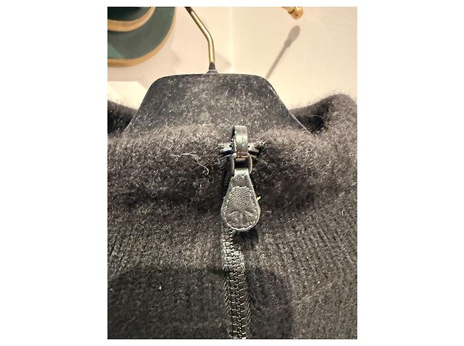 Chanel Pullover aus schwarzem Kaschmir und weißem CC - Ansicht 6