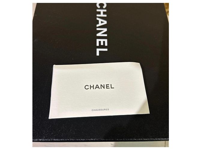 Chanel Pumps aus schwarzem Lackleder - Ansicht 11