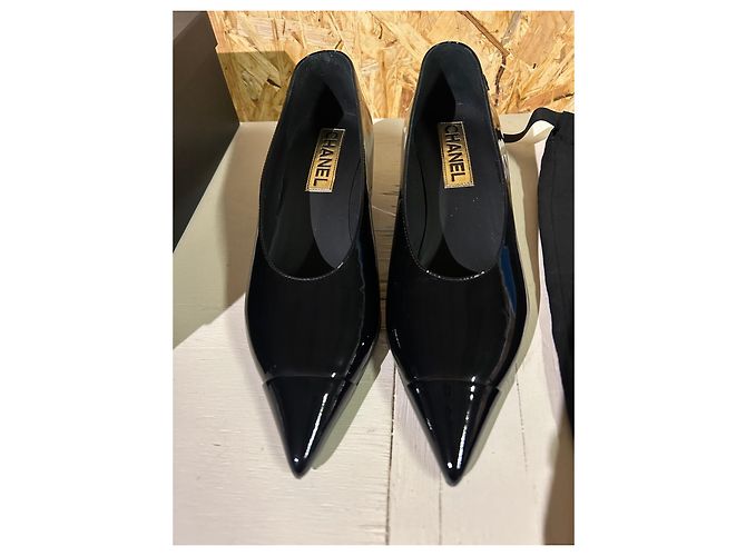 Chanel Pumps aus schwarzem Lackleder - Ansicht 2