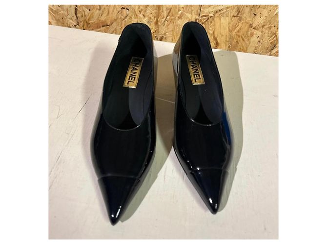Chanel Pumps aus schwarzem Lackleder - Ansicht 4