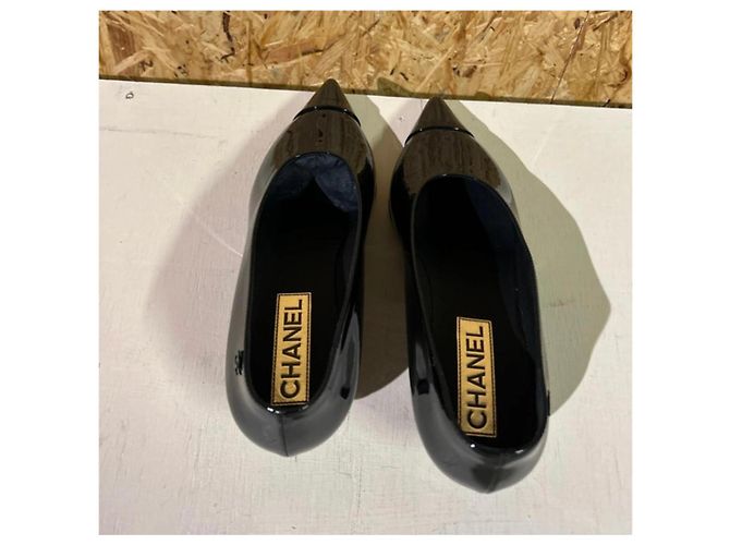 Chanel Pumps aus schwarzem Lackleder - Ansicht 7