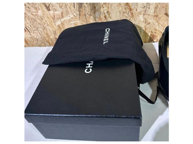 Chanel Pumps aus schwarzem Lackleder - Ansicht 9