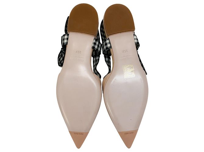 Bailarinas de charol nude Miu Miu con slingback de cuadros negros / blancos - vista 6