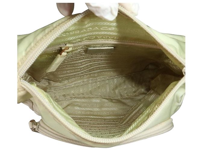 Borsa a tracolla in nylon tessuto beige con logo Prada - vista 7