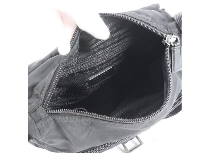 Borsa a tracolla in nylon nero con logo Prada e fibbia - vista 6