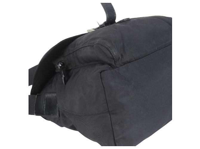 Borsa a tracolla in nylon tessuto nero con logo Prada e fibbia - vista 4