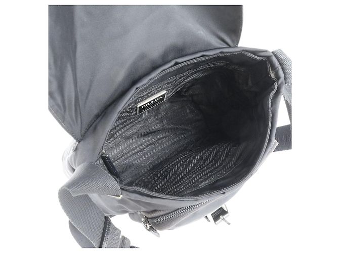 Borsa a tracolla in nylon tessuto nero con logo Prada e fibbia - vista 7