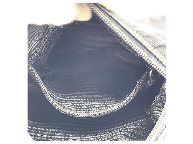 Borsa a tracolla tecnica Prada in nylon tessuto nero con logo e fibbia - vista 7