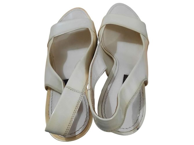Sandálias de salto Louis Vuitton em couro envernizado creme Cru - vista 10