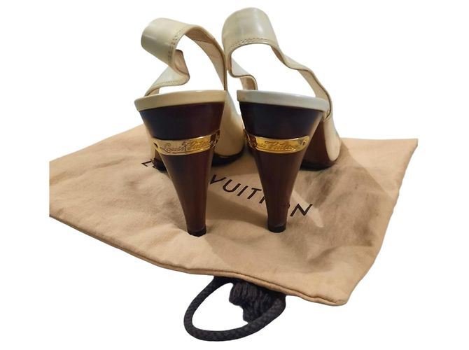 Sandálias de salto Louis Vuitton em couro envernizado creme Cru - vista 11