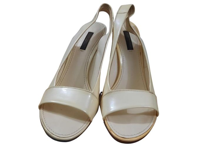 Sandálias de salto Louis Vuitton em couro envernizado creme Cru - vista 2