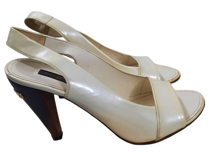 Sandálias de salto Louis Vuitton em couro envernizado creme Cru - vista 3