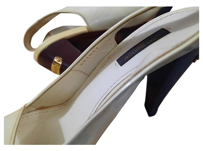 Sandálias de salto Louis Vuitton em couro envernizado creme Cru - vista 5