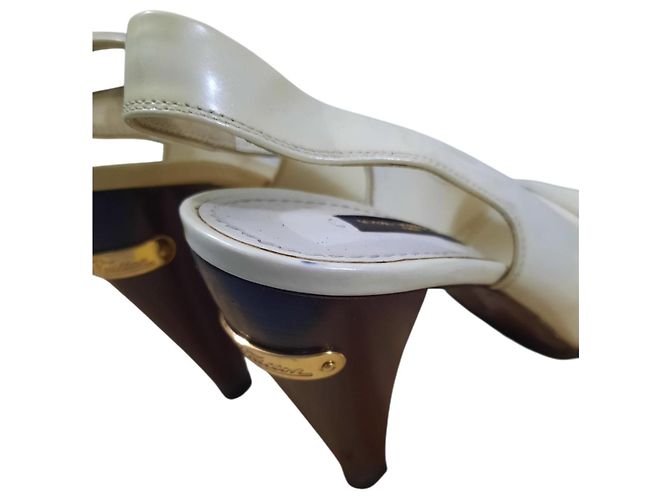 Sandálias de salto Louis Vuitton em couro envernizado creme Cru - vista 6