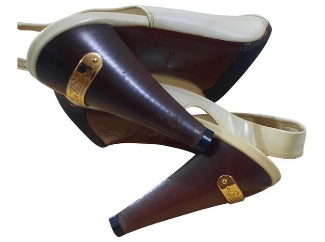 Sandálias de salto Louis Vuitton em couro envernizado creme Cru - vista 7