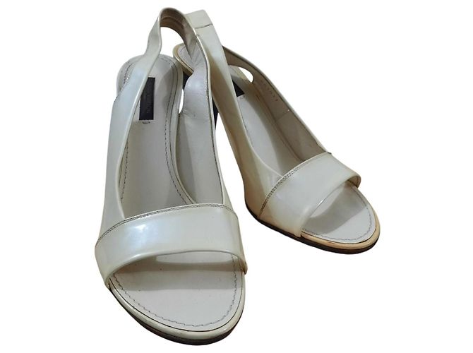 Sandálias de salto Louis Vuitton em couro envernizado creme Cru - vista 8