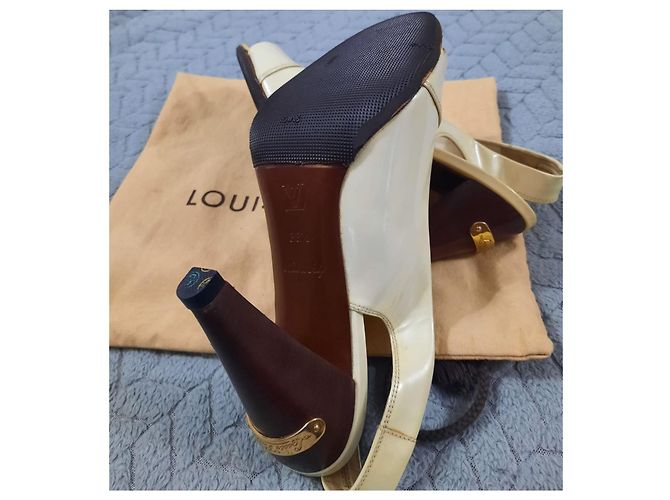 Sandálias de salto Louis Vuitton em couro envernizado creme Cru - vista 9