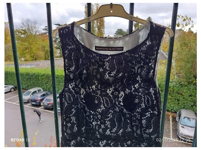 Balenciaga Kleid aus schwarzer Spitze - Ansicht 3