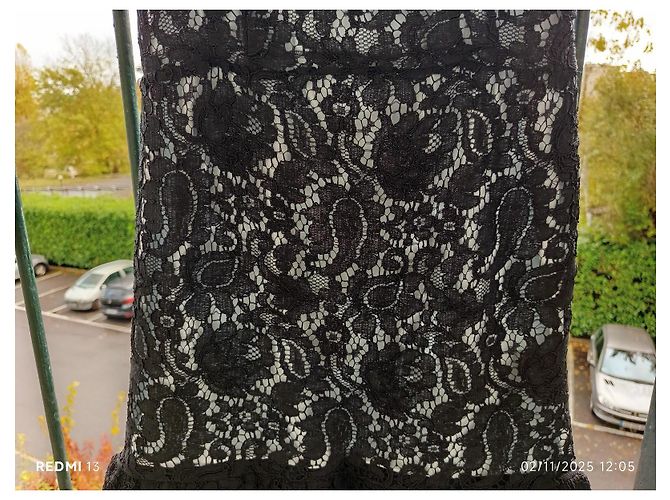Balenciaga Kleid aus schwarzer Spitze - Ansicht 4