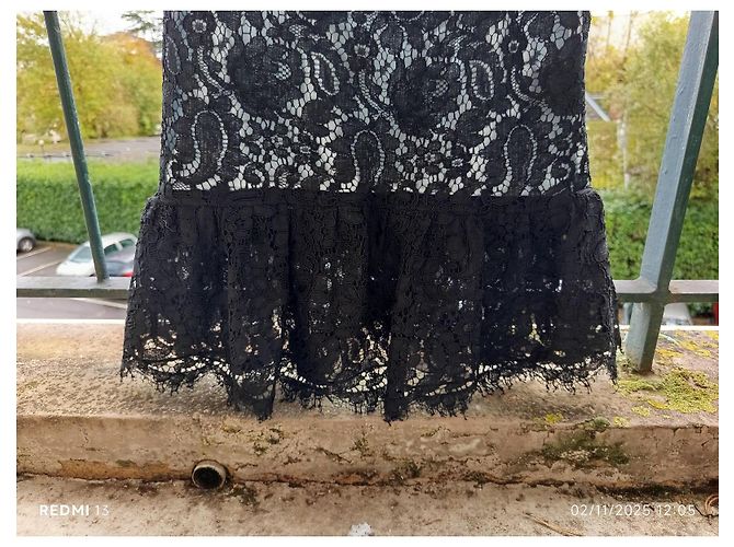 Balenciaga Kleid aus schwarzer Spitze - Ansicht 5