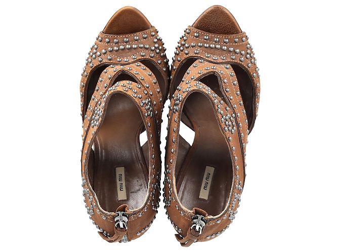 Miu Miu Décolleté a piattaforma peep-toe con borchie in pelle marrone Rosso - vista 3