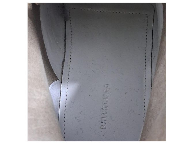 Botas de combate Strike de Balenciaga en cuero de ternera blanco Crudo - vista 9