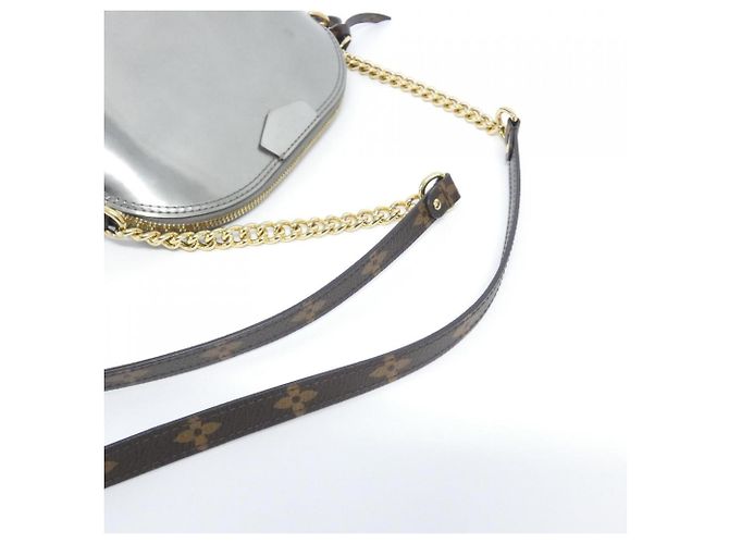 Borsa a spalla Alma Mini in vernice Monogram Miroir Louis Vuitton Grigio - vista 7